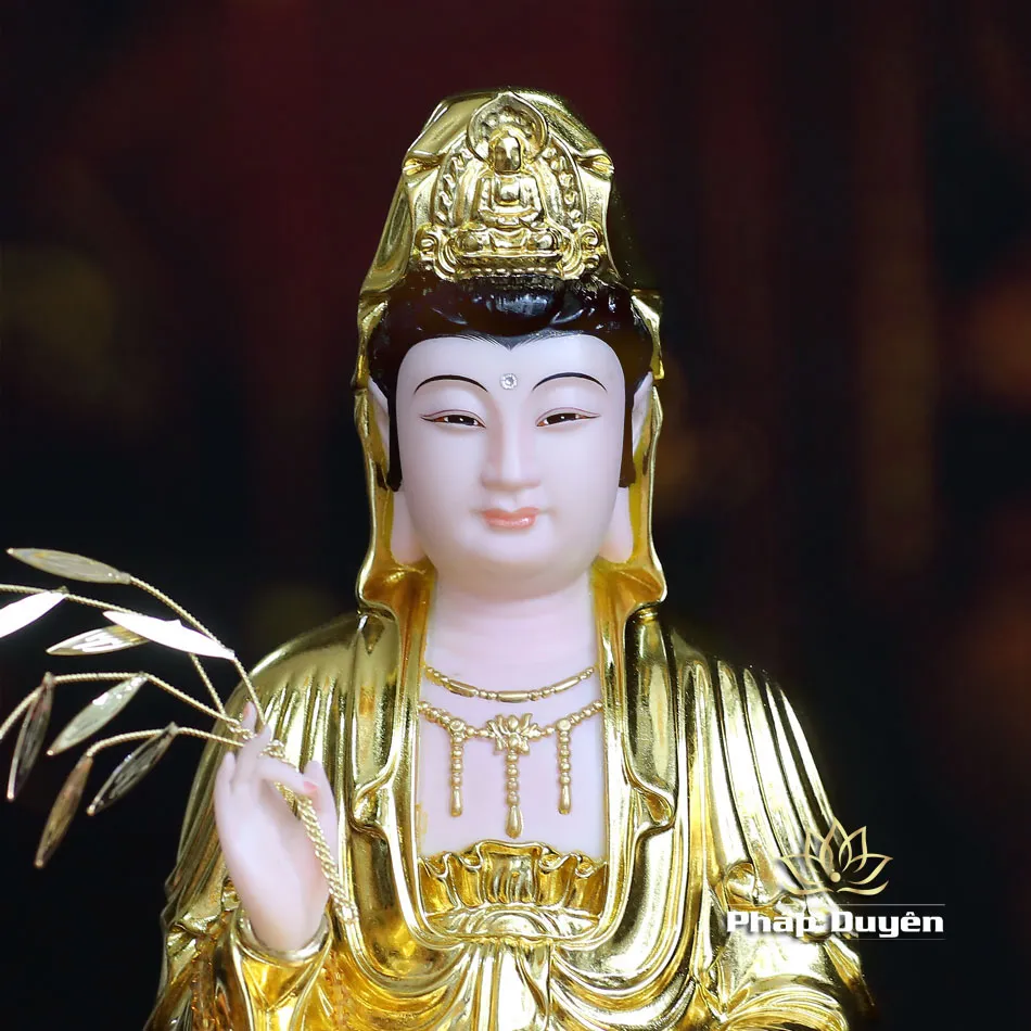 Lớp dát vàng sang trọng trên tượng Quán Thế Âm