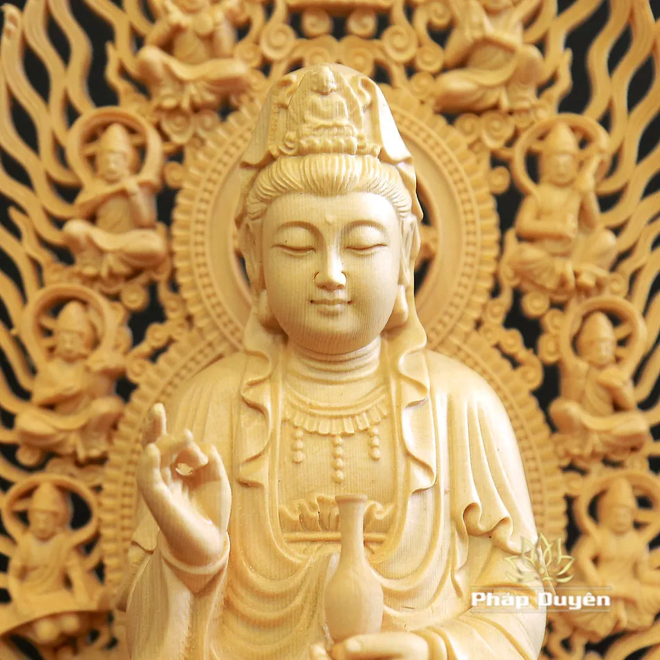 Vân gỗ bách tự nhiên trên tượng Quán Thế Âm