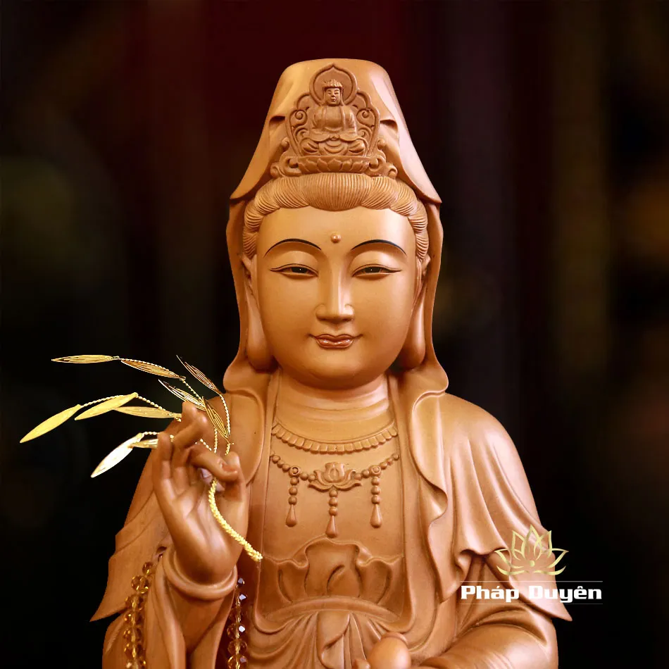 Màu sắc tự nhiên của gỗ Hương Chương trên tượng Quan Âm