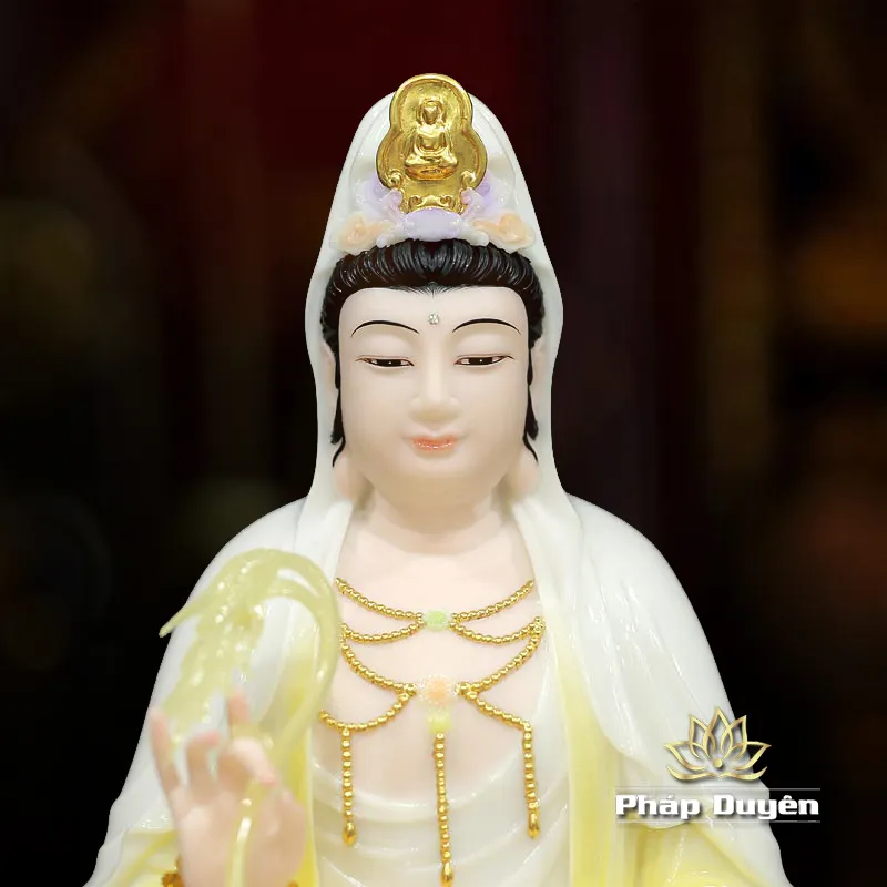 Màu xanh ngọc cẩm thạch tinh tế của tượng Quan Âm
