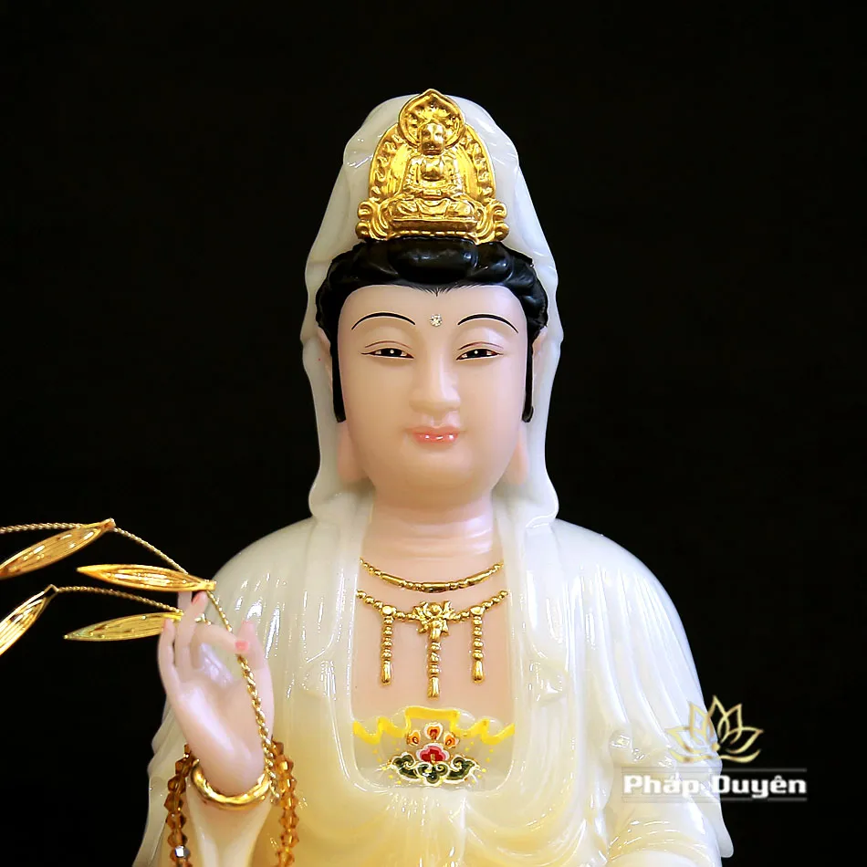 Lớp sơn vàng bền bỉ theo thời gian trên tượng Quan Âm