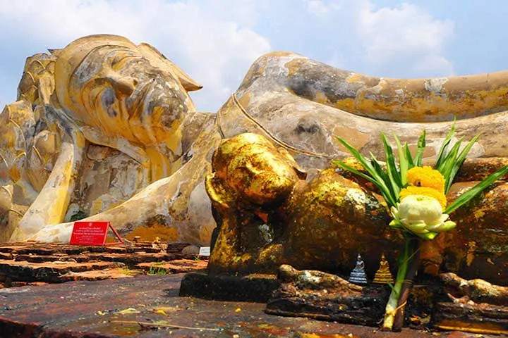 Tượng Phật nằm tại chùa Lokayasutharam tôn nghiêm giữa đất trời