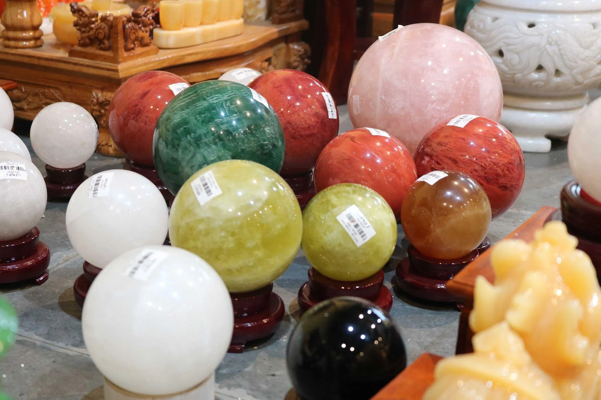 Các vật phẩm đá phong thủy đa dạng tại siêu thị phong thủy