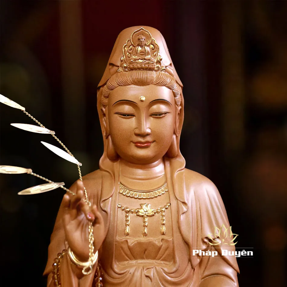 Chi tiết chạm khắc tinh xảo tượng Quan Âm gỗ Long Não