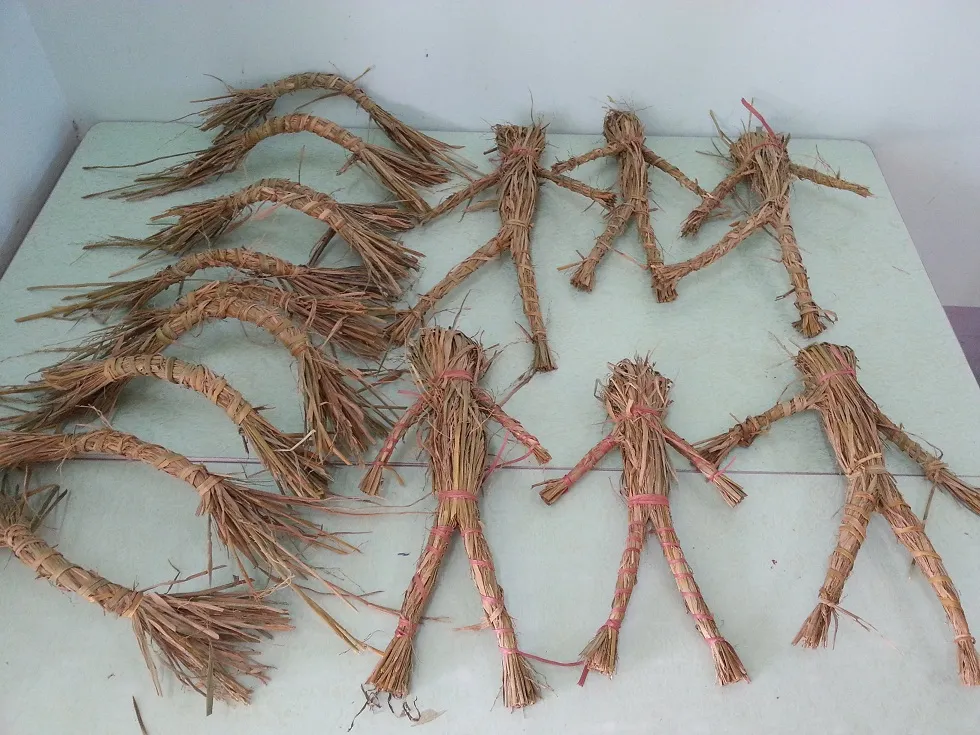 Con trâu ngộ nghĩnh được tết từ rơm khô trong giờ hoạt động ngoài trời