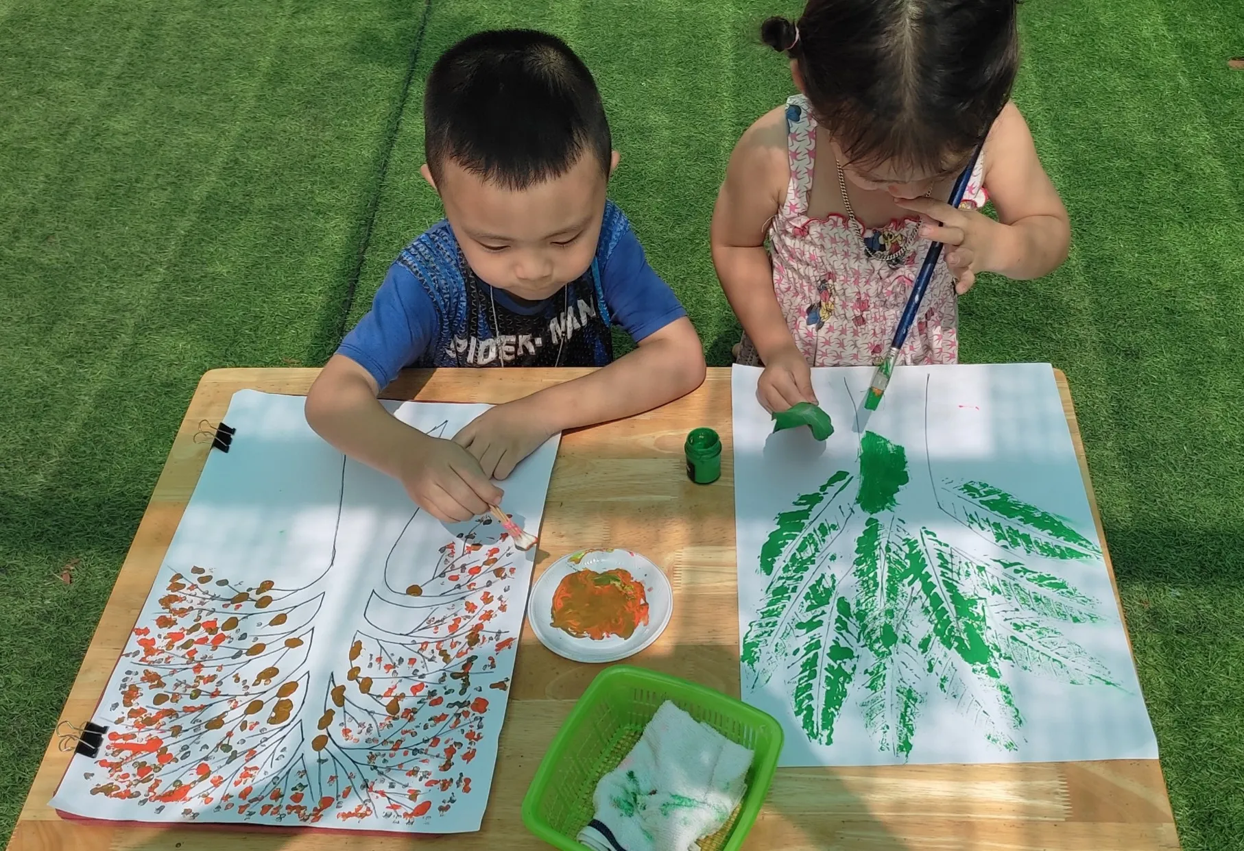 Hoạt động bé chơi với màu nước đầy hào hứng tại lớp học