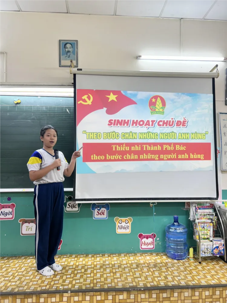 Học sinh tham gia sinh hoạt chủ đề lịch sử hào hùng của dân tộc