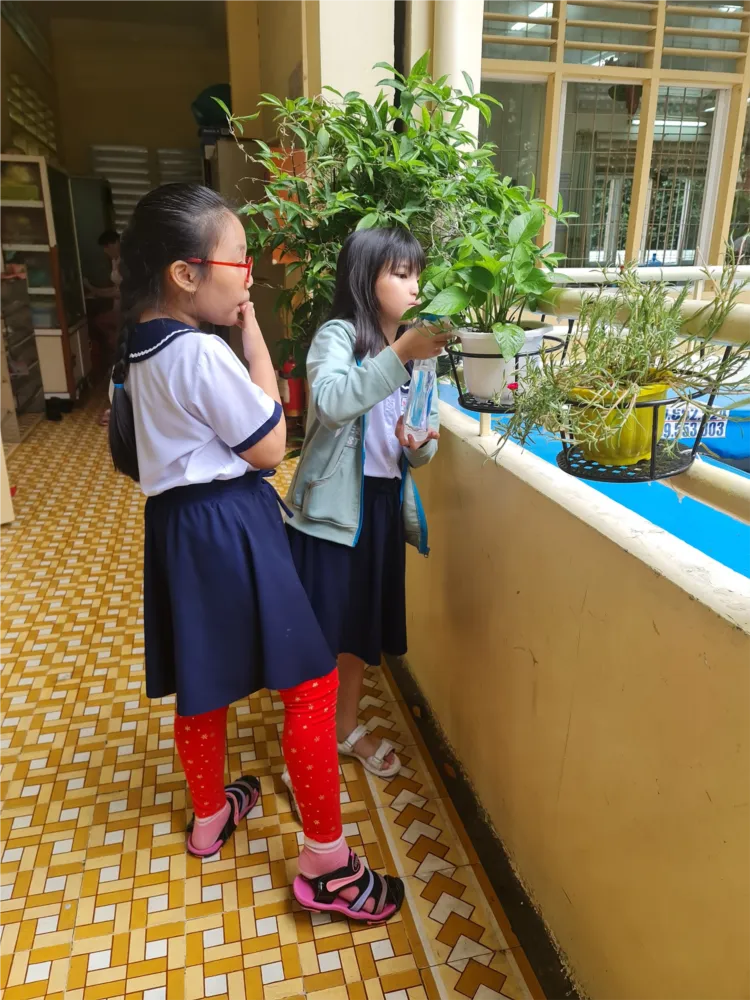 Học sinh dọn dẹp vệ sinh trường lớp trong chương trình 30 phút vì liên đội