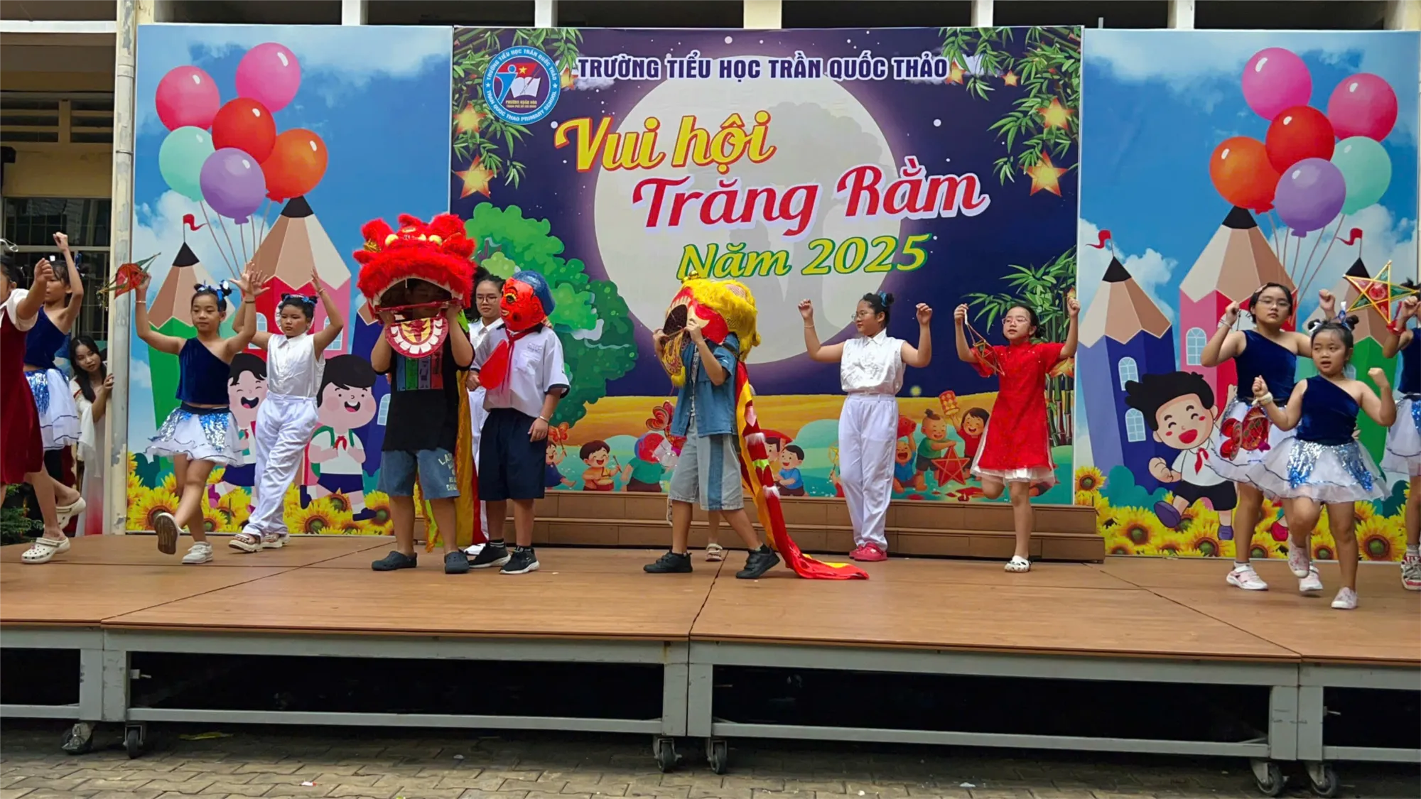 Lễ hội trung thu với những chiếc đèn lồng lung linh sắc màu