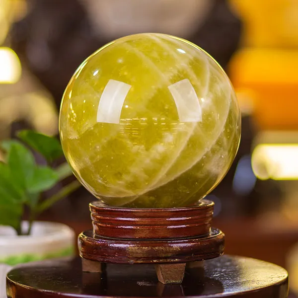 Đá phong thủy màu vàng phù hợp với người mệnh Kim và mệnh Thổ