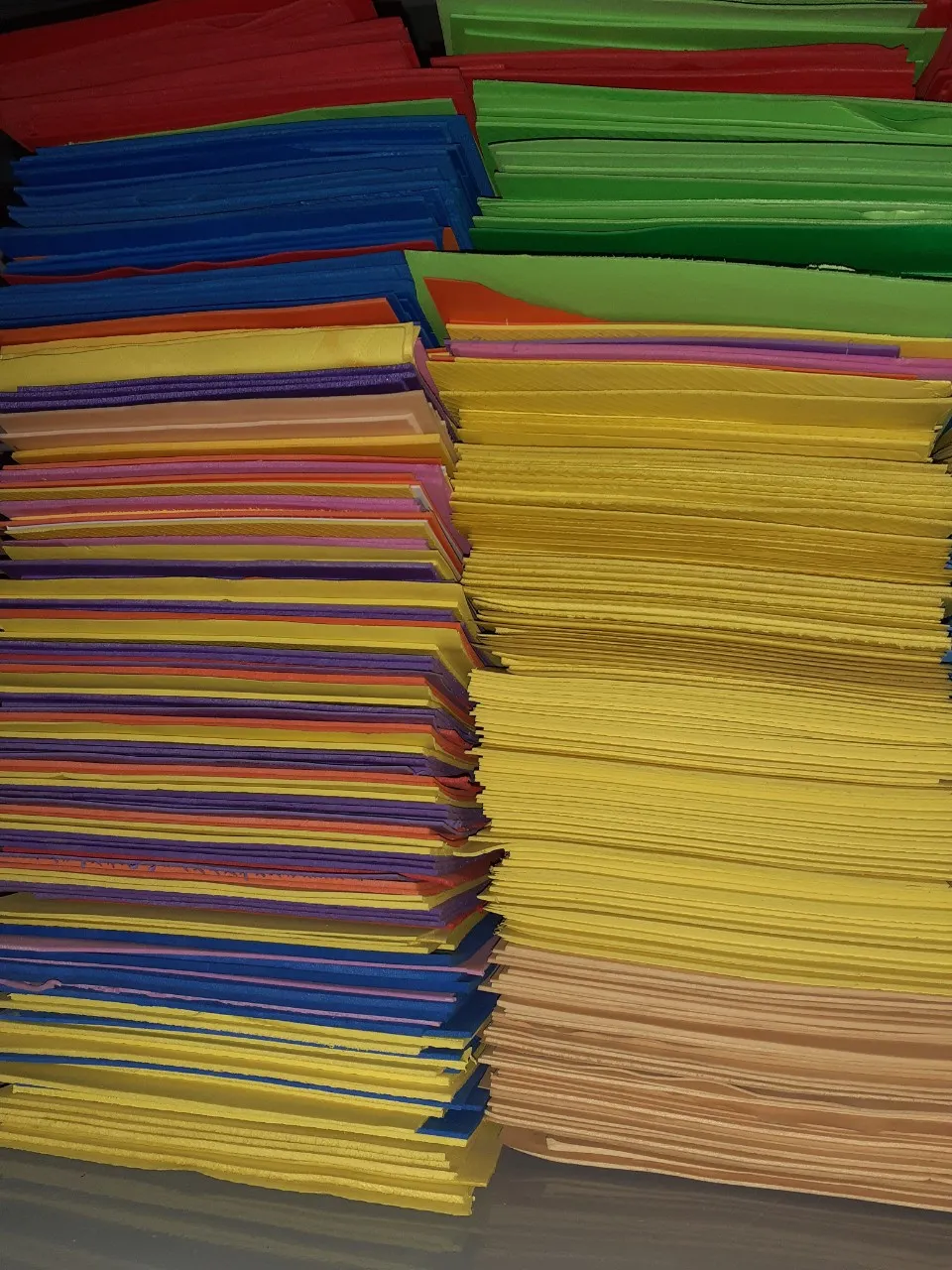 Quy trình lắp ráp chú khỉ bằng giấy xốp làm thủ công và kẽm nhung.