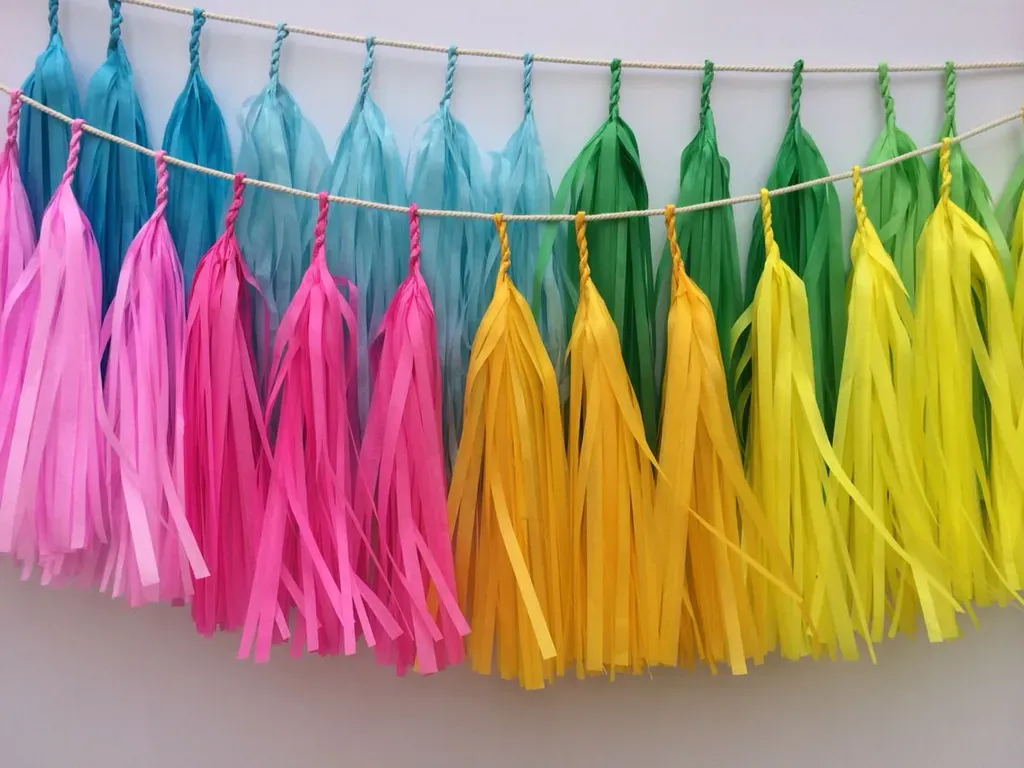 Dây tua rua giấy tăng nét sinh động cho mành tre