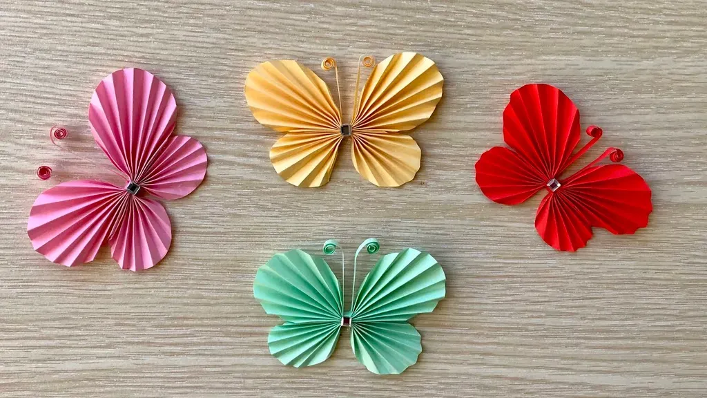 Cách làm bướm giấy trang trí sinh động