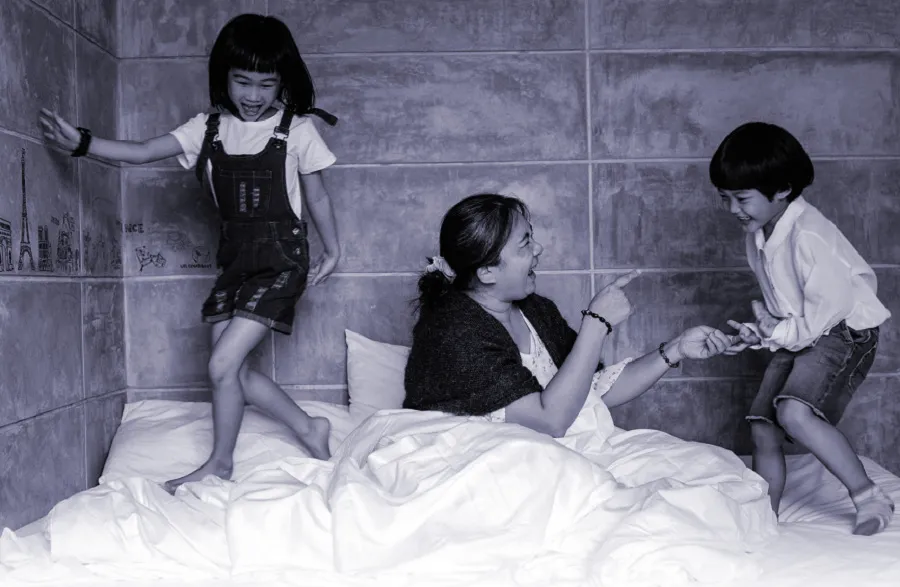 Người phụ nữ hạnh phúc khi cùng con cháu quây quần bên mâm cơm gia đình