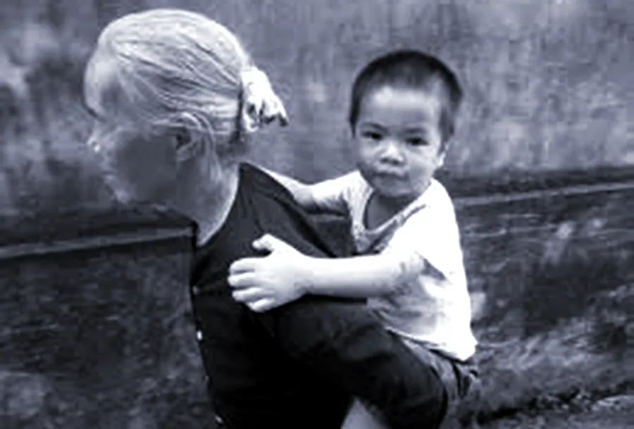 Bà ngoại âu yếm chăm sóc và dỗ dành cháu nhỏ trong vòng tay ấm áp