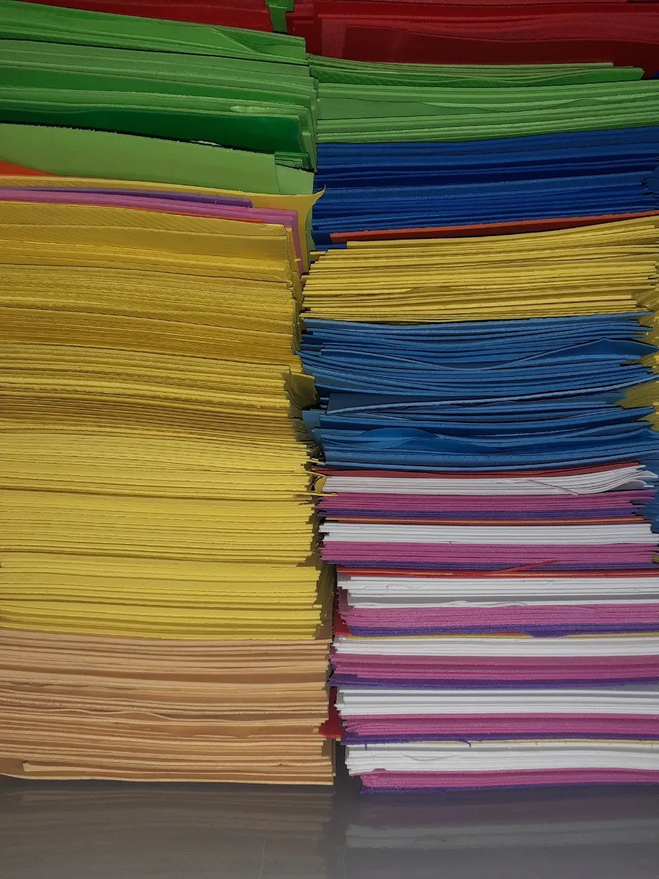 Các bộ phận chú khỉ được cắt tỉa tỉ mỉ từ giấy xốp làm thủ công màu đen và nâu.