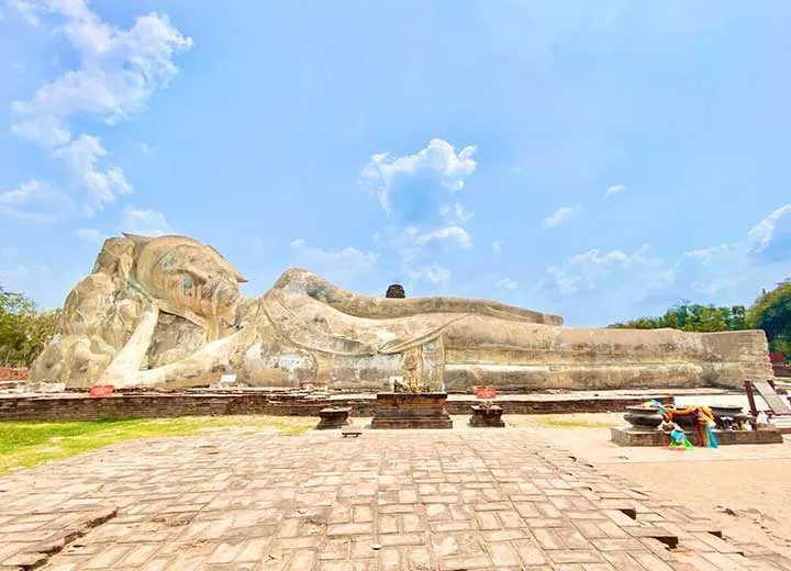 Toàn cảnh nơi Phật nằm tại chùa Lokayasutharam với phông nền là tháp gạch cổ