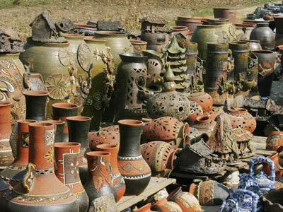 Những món đồ gốm sứ Nhật cũ với hoa văn tinh xảo được trưng bày tại cửa hàng chuyên bán đồ gốm sứ cũ năm 2026