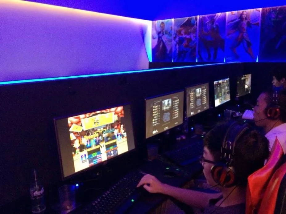 Thiết kế quán Internet hiện đại kết hợp không gian giải trí