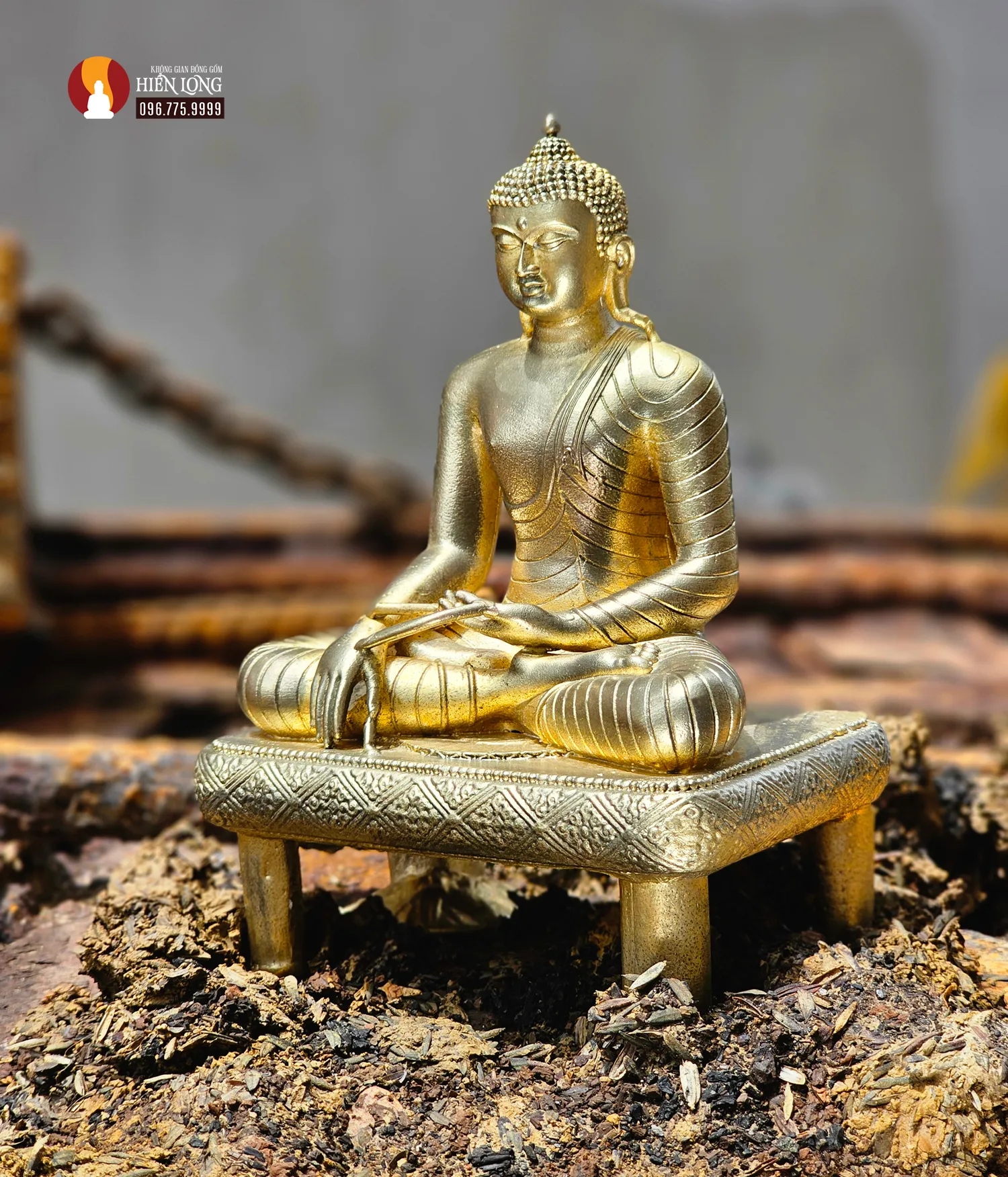 Tượng Phật Thích Ca Bodhgaya bằng đồng vàng với ánh quang rạng ngời, tái hiện chân dung Đức Phật tại đạo tràng Ấn Độ