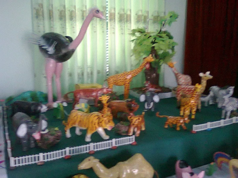 Mô hình các con vật sống trong rừng tự làm bằng xốp và giấy bồi