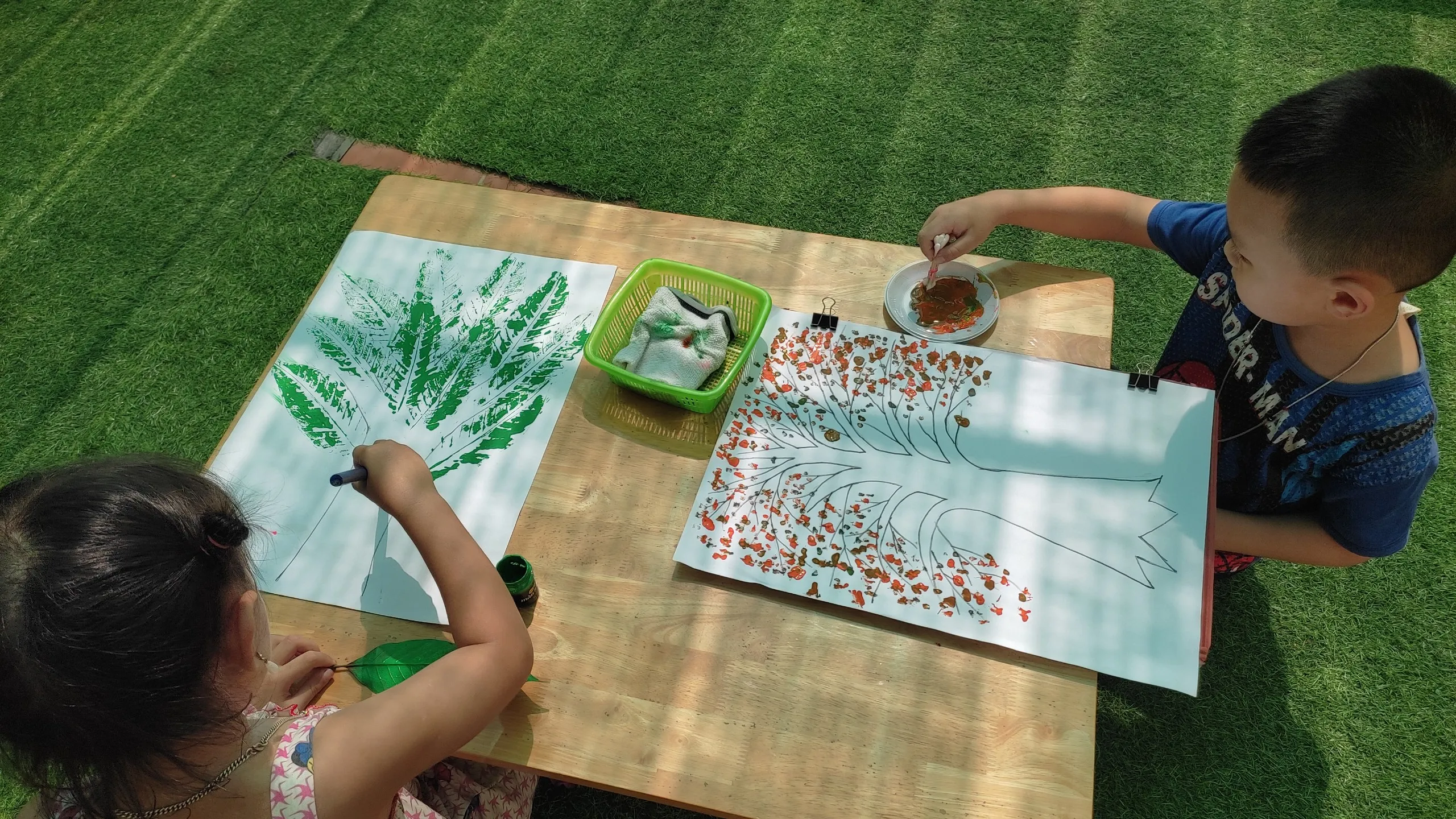 Bé say mê sáng tạo với các vật liệu bổ trợ