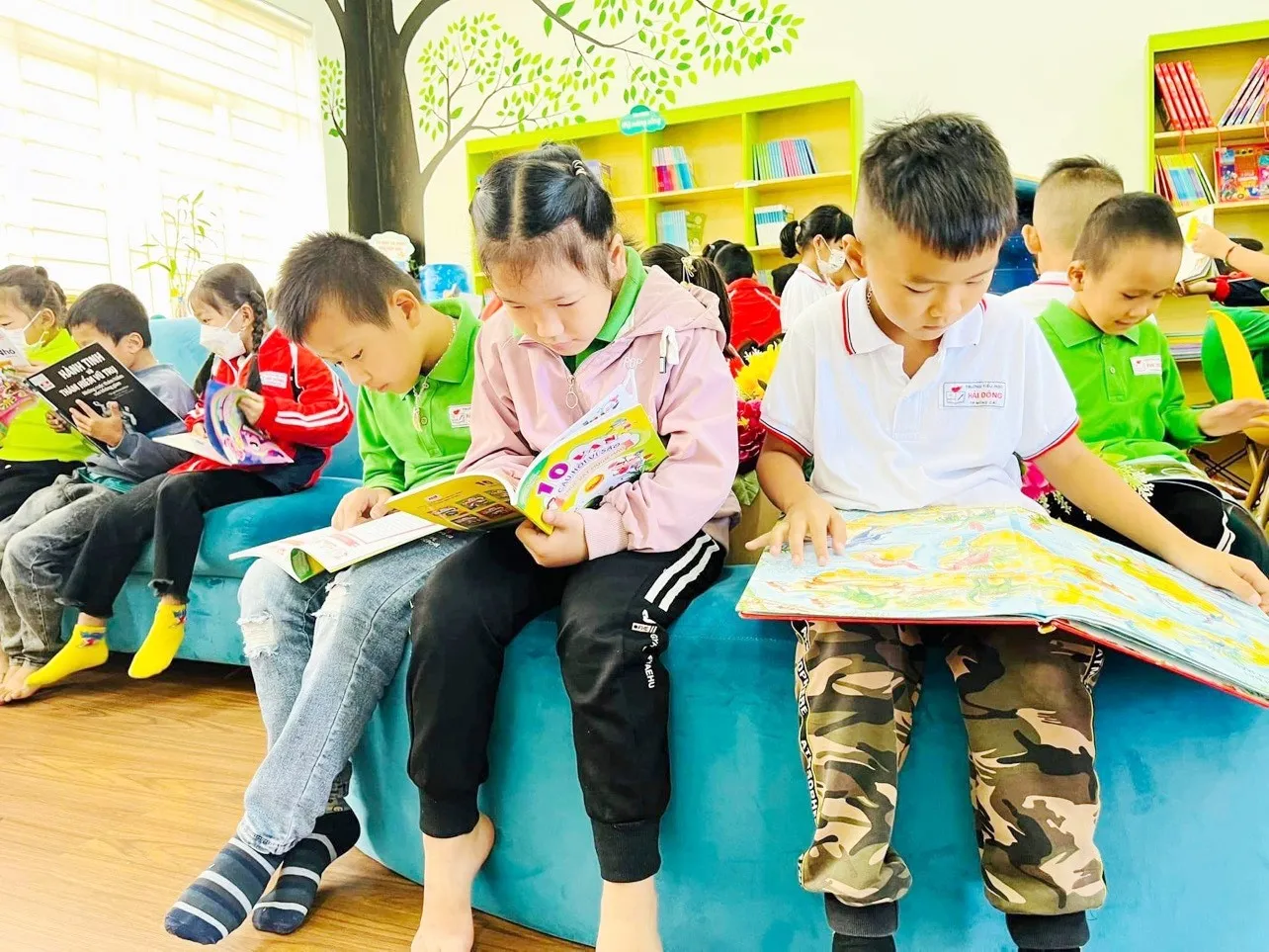 Học sinh tiểu học tỉ mẩn thực hành làm sản phẩm thủ công trong giờ giải lao