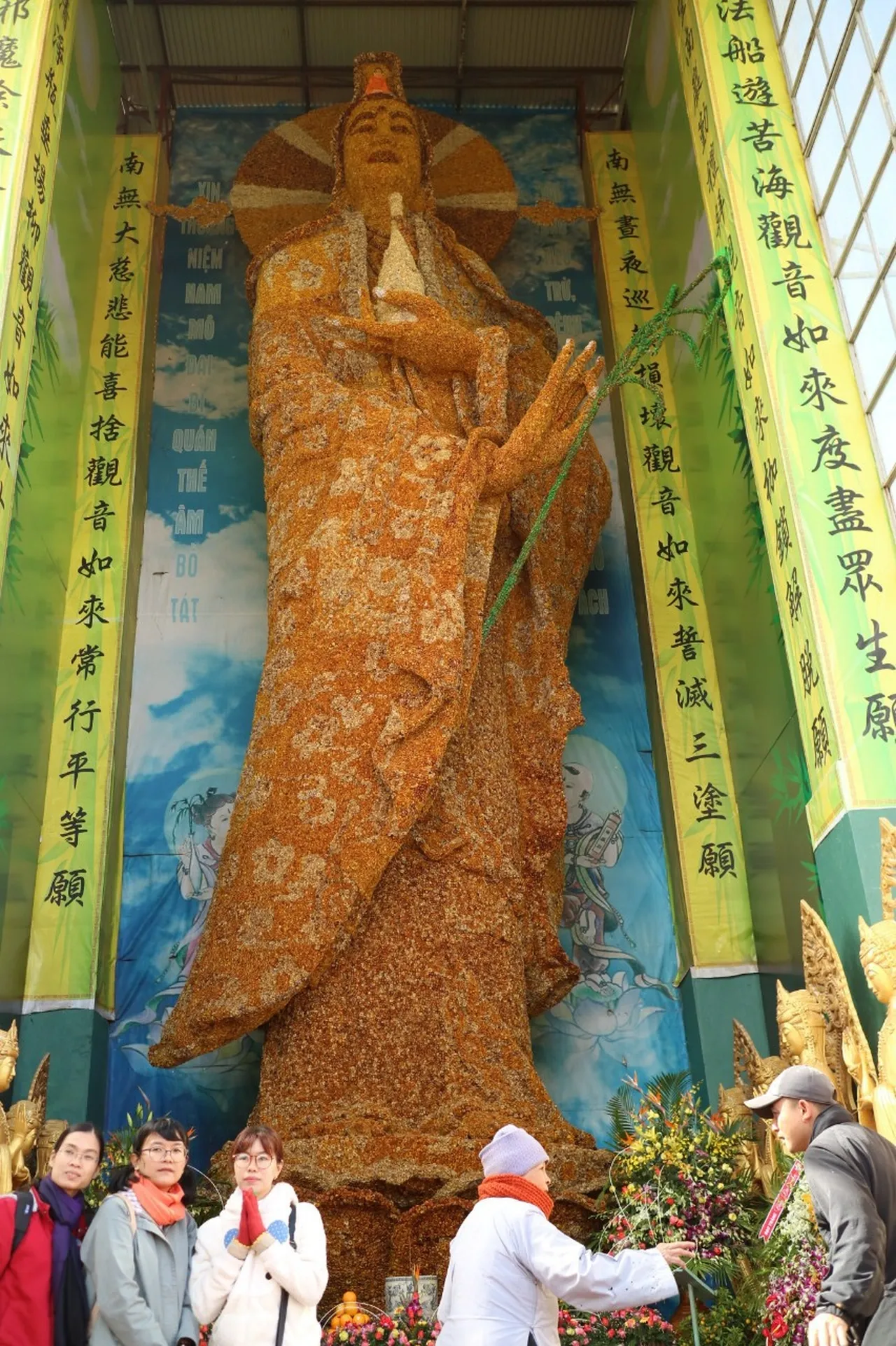 Bức tượng Phật được làm bằng khoảng 650.000 bông hoa bất tử (tương đương khoảng 1,6 tấn hoa) kết thành