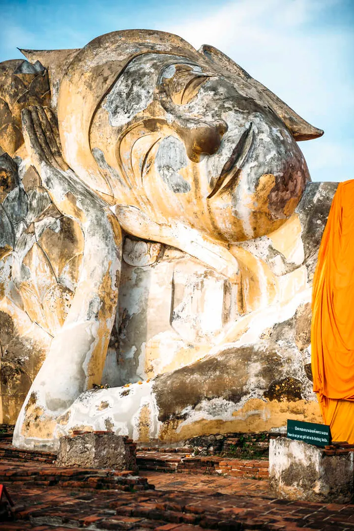 Cận cảnh vẻ đẹp của tượng phật nằm ở thái lan với các đường nét tinh tế
