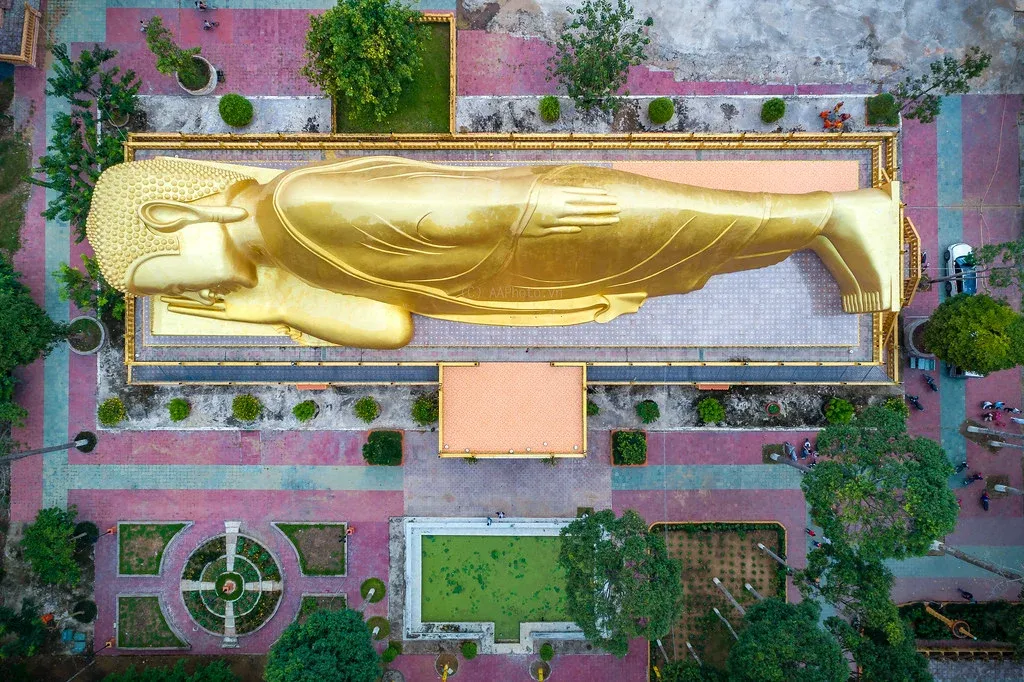 Tượng Phật Thích Ca nhập Niết Bàn tại chùa Vàm Ray dài 54 m, cao 20 m, ngang 16 m