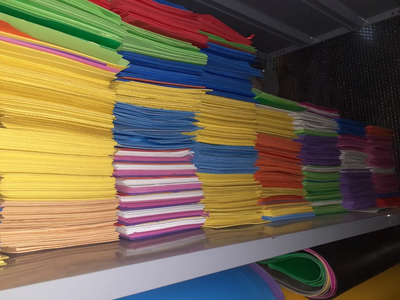 Mẫu thước đo hươu cao cổ làm từ giấy xốp làm thủ công rực rỡ sắc màu.