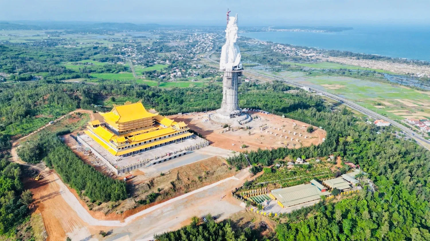 Chùa Minh Đức nằm trong Khu Văn hóa Thiên Mã, được xây dựng trên tổng diện tích gần 90 ha ở xã Tịnh Long và xã Tịnh Khê (TP. Quảng Ngãi)