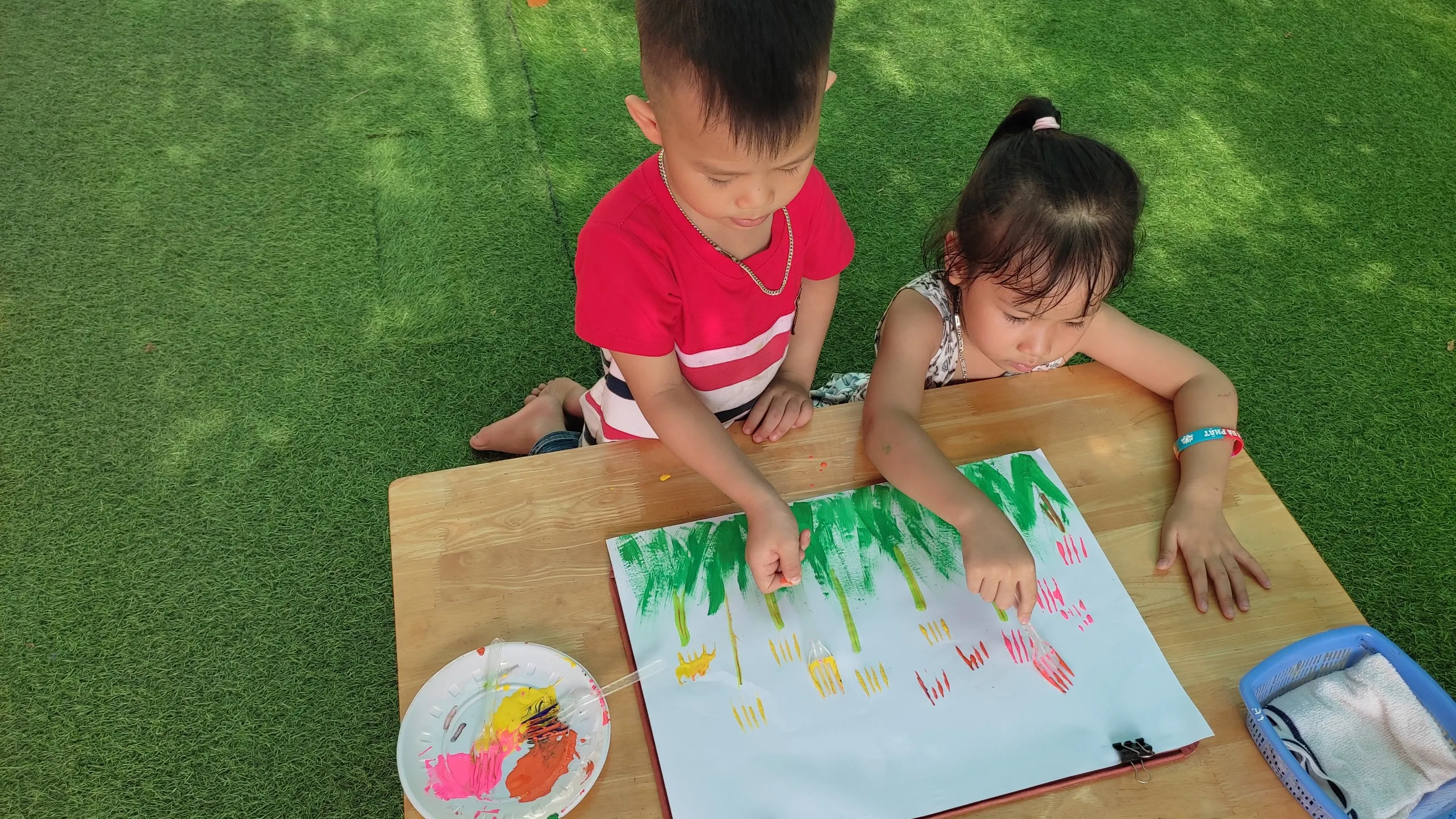 Các bé lớp 4 tuổi B1 trong giờ thực hành màu sắc