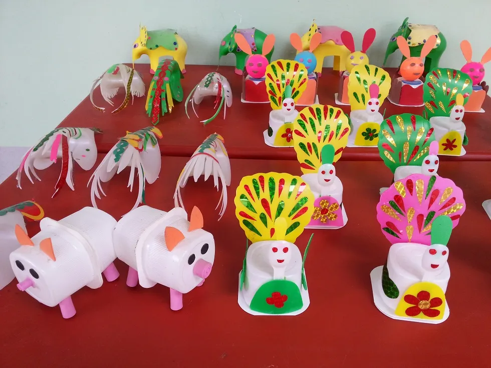 Con tôm và chim công ngộ nghĩnh được cắt tỉa từ vỏ hộp nhựa