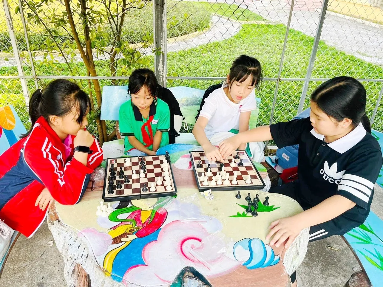 Các bạn nhỏ tập trung cao độ bên bàn cờ trí tuệ tại khuôn viên nhà trường