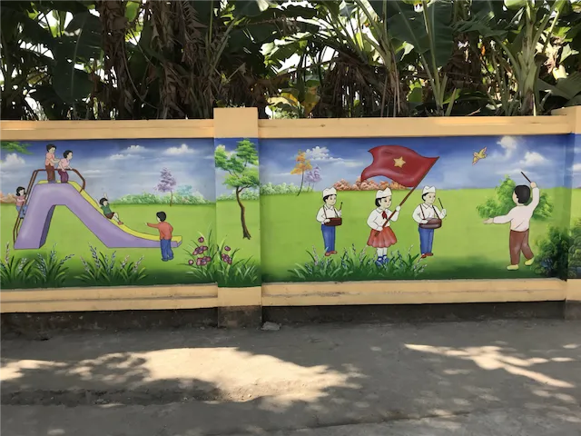 Chủ đề bảo vệ môi trường xanh được lồng ghép khi vẽ tranh tường trường tiểu học