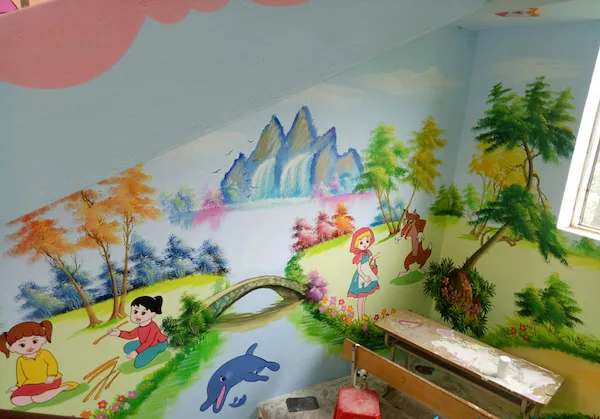 Mẫu vẽ tranh tường trường tiểu học về chủ đề các nhân vật cổ tích và thiên nhiên