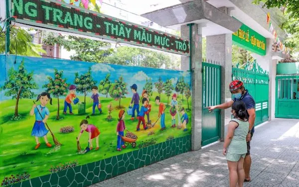 Sử dụng chất liệu sơn an toàn khi vẽ tranh tường trường tiểu học tại các sảnh lớn