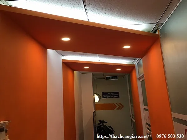 Vách thạch cao 2 mặt uốn cong tạo điểm nhấn nghệ thuật cho phòng khách