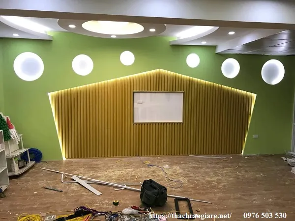 Workshop tô tượng sử dụng vách thạch cao 2 mặt để trang trí và phân khu