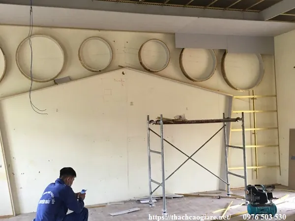 Trang trí trường mầm non bằng kỹ thuật thi công vách thạch cao 2 mặt tạo hình