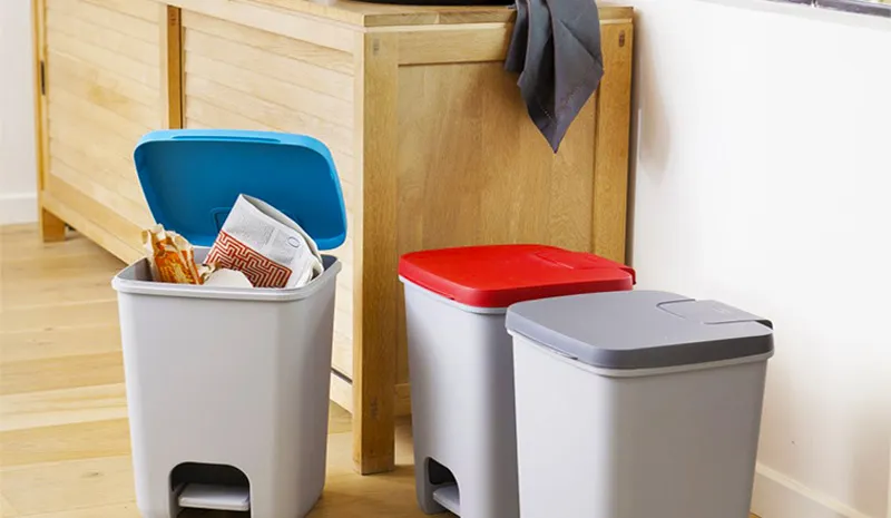 Tránh để thùng rác dưới bàn