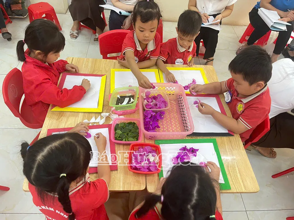 Trẻ say sưa tập làm đồ chơi từ những nguyên liệu sẵn có trong đời sống