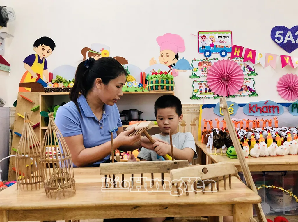 Những món đồ chơi đơn giản được cô và trò Trường Mầm non Trần Cao (Phù Cừ) thực hiện