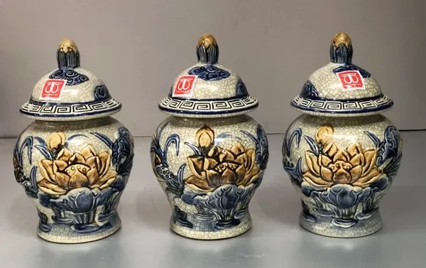 Đĩa đựng 3 hũ gạo muối nước tượng trưng cho sự no đủ