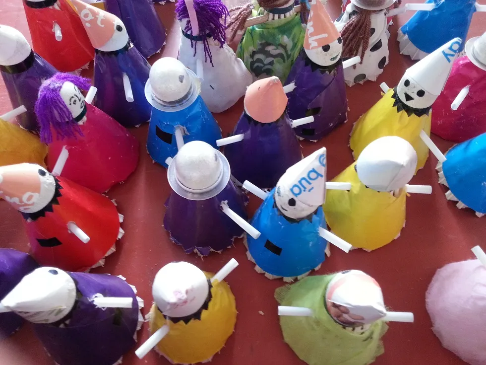 Mô hình đồ chơi độc đáo làm từ quả cầu lông đã qua sử dụng