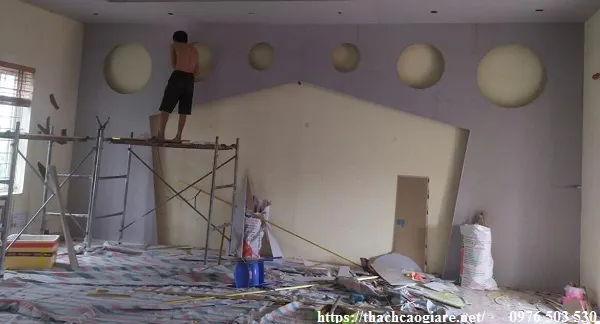 Không gian sáng tạo cho bé với mảng tường thi công vách thạch cao 2 mặt sinh động