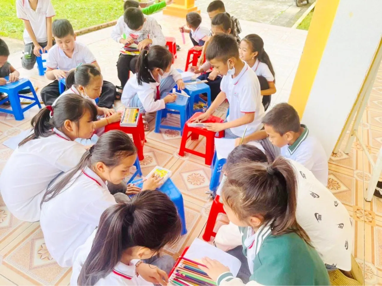 Học sinh hào hứng tham gia các hoạt động tập thể ngoài trời tại sân trường