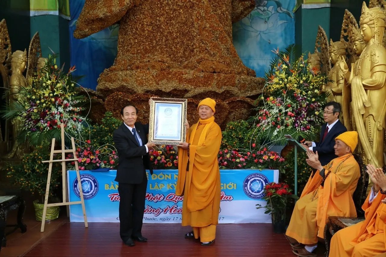 Chùa Linh Phước đón nhận kỷ lục thế giới về công trình "Tượng Phật bằng hoa bất tử lớn nhất thế giới"