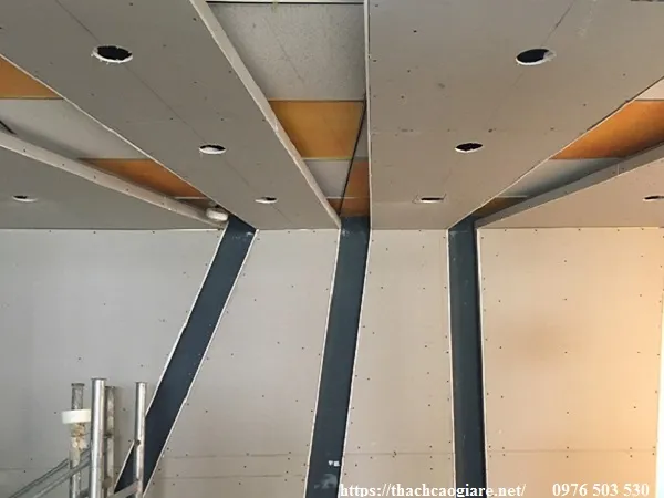 Thiết kế vách ngăn văn phòng hiện đại bằng cách thi công vách thạch cao 2 mặt